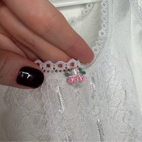 VINTAGE Little Girl’s Nightgown Dress  White Lace Rose Rosette Girl’s Size 6 - Picture 5 of 6